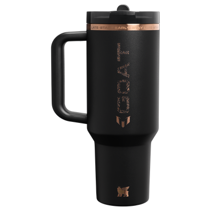 Stanley 1913 Messi x Stanley 1913 クエンチャー プロツアー フリップストロー 真空断熱タンブラー 40 oz（約1.18L） in Messi GOAT Black | Back View